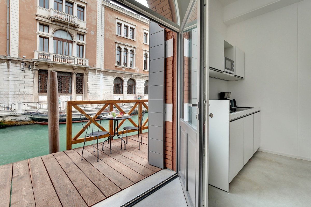 Stunning Luxury Loft, with Private Terrace on Canal gallery image 2