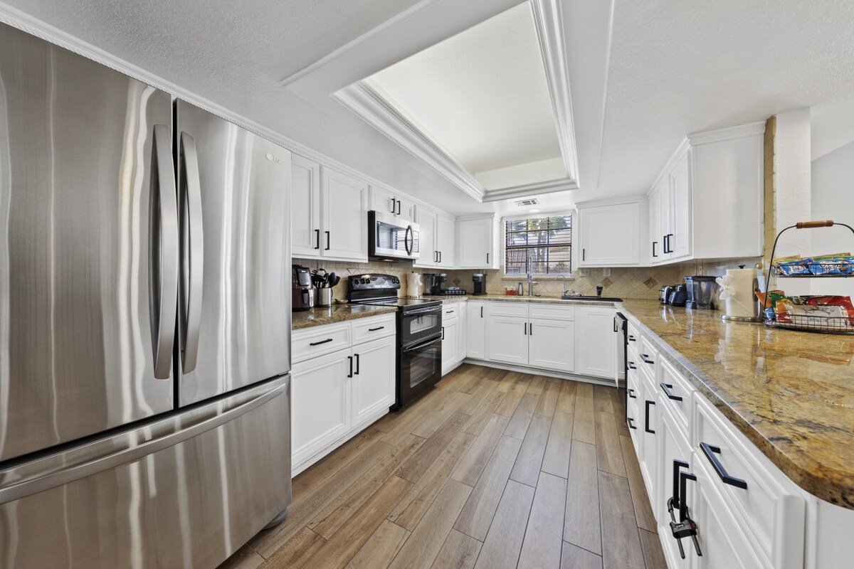 1 story luxury Pool, Spa, Sauna, Amazing back yard gallery image 4