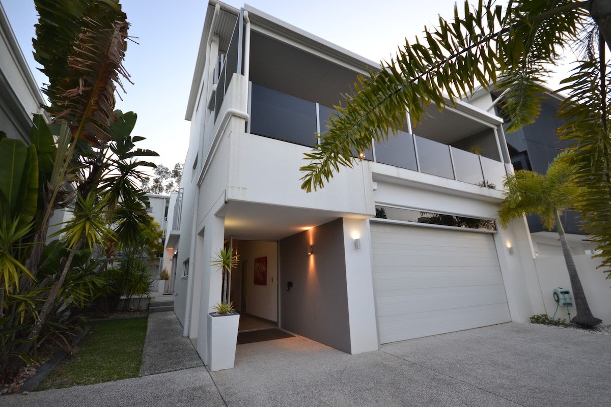 Alex Beach House (12 guests) 100 steps to the sand gallery image 3
