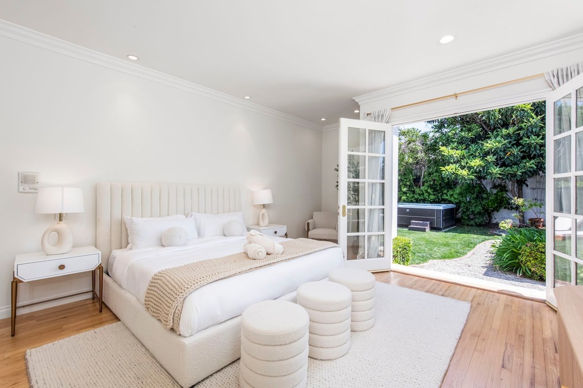 Lux Hancock Park Villa with HotTub gallery image 3