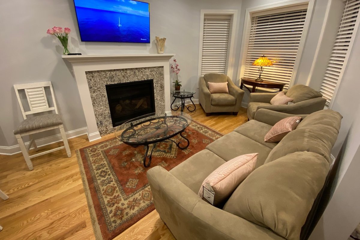 Wrigleyville Inn. Historic Greystone, Free Parking gallery image 3