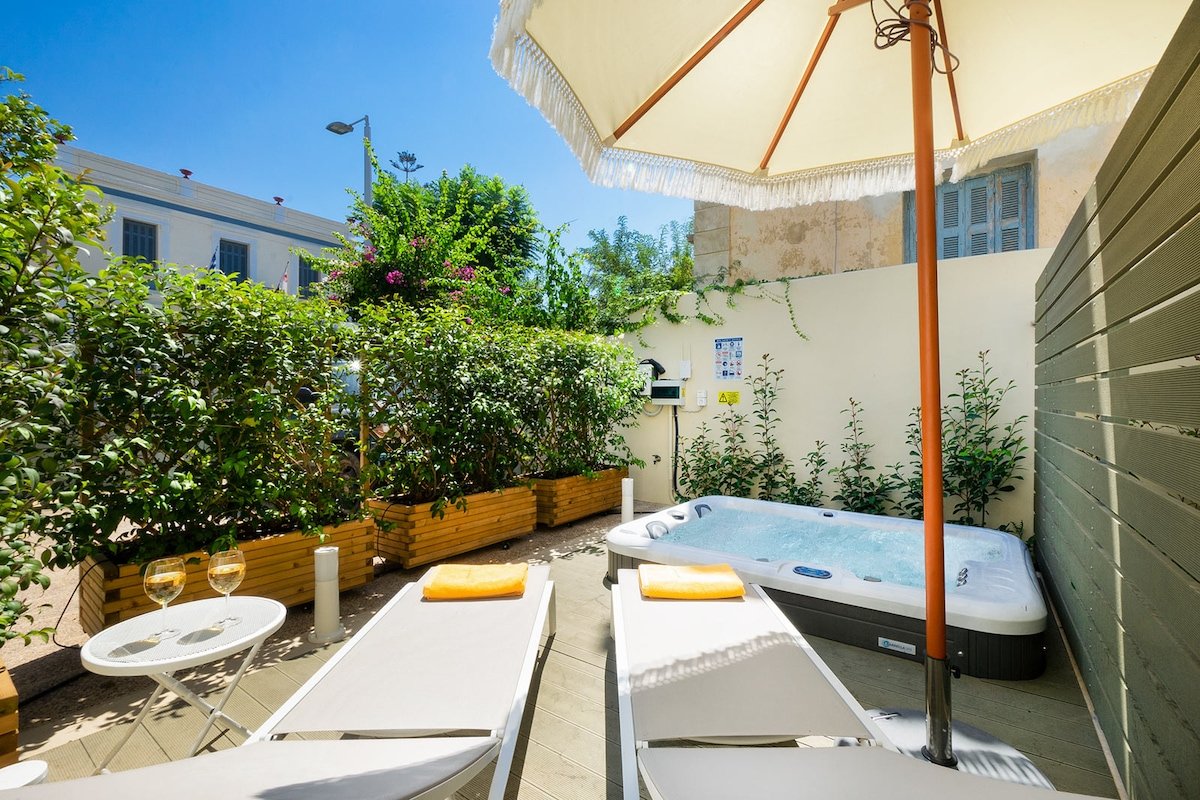 Casa Verde Chania, 8 BD, 6 BA, 3 Jacuzzi, cozy gallery image 4