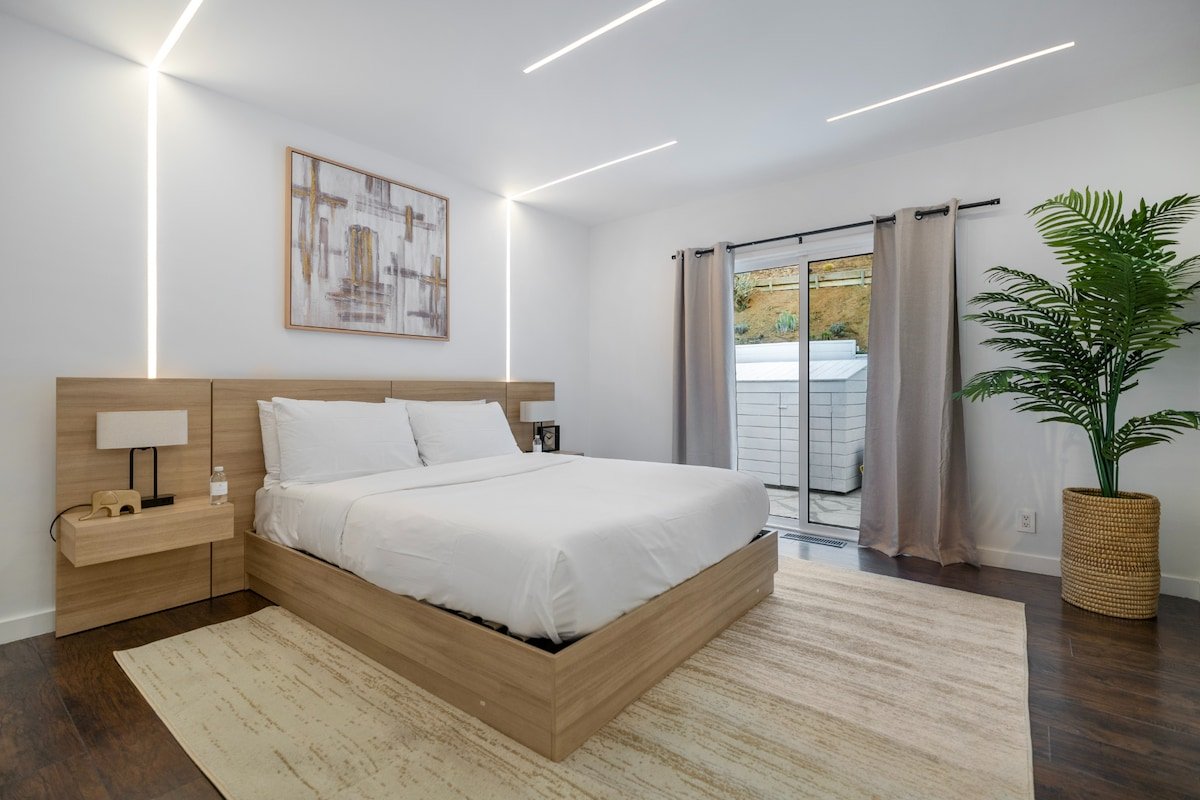 Mid-Century Elegance & Gorgeous Canyon Views gallery image 4