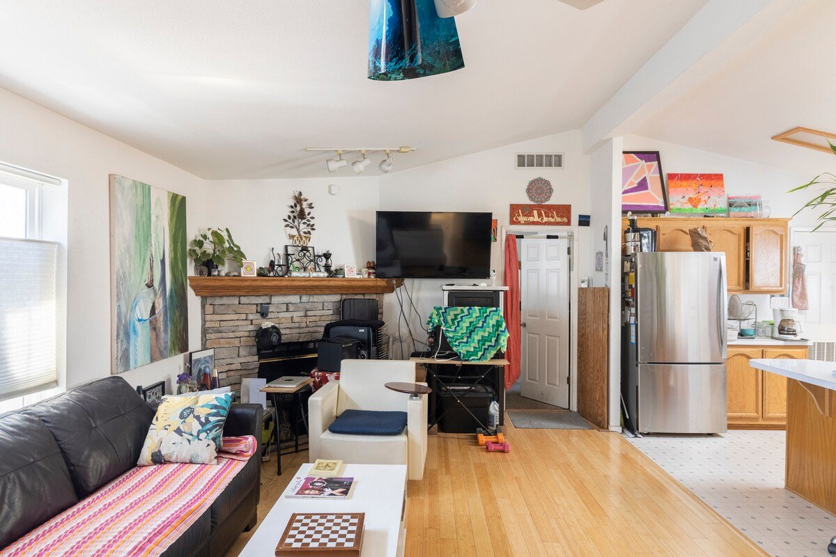 Quiet private bedroom in a home of 3 residents gallery image 5