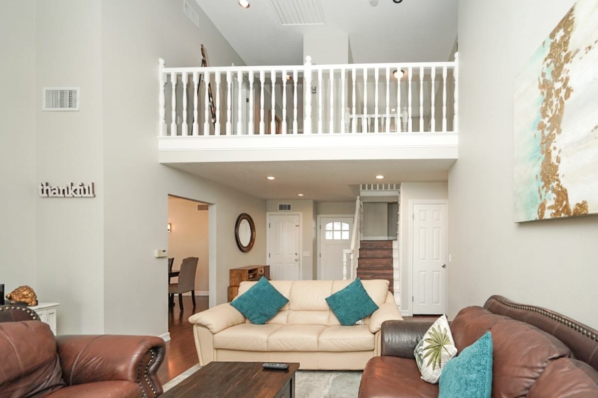 Valencia CA Stunning 3100+sqft, 5 Bed/5Bath home gallery image 3