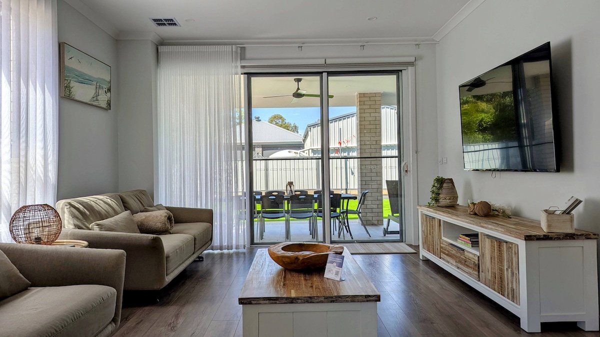 Modern comfort & luxury close to the beach gallery image 2