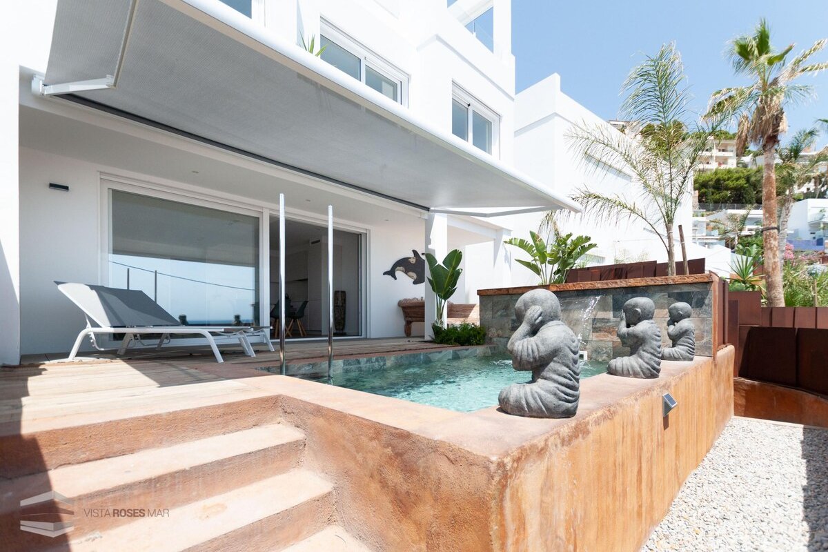 Superior villa with private pool and sea views (An gallery image 2