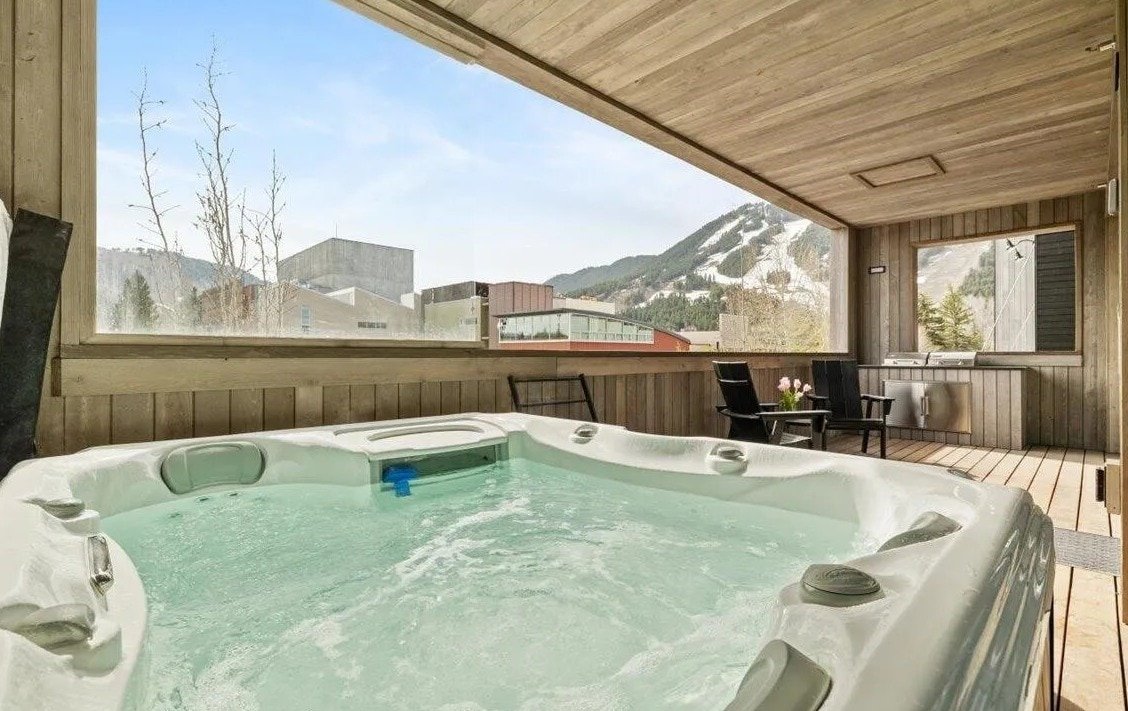 Holiday Hideaway | Hot Tub & Mountain Views gallery image 3