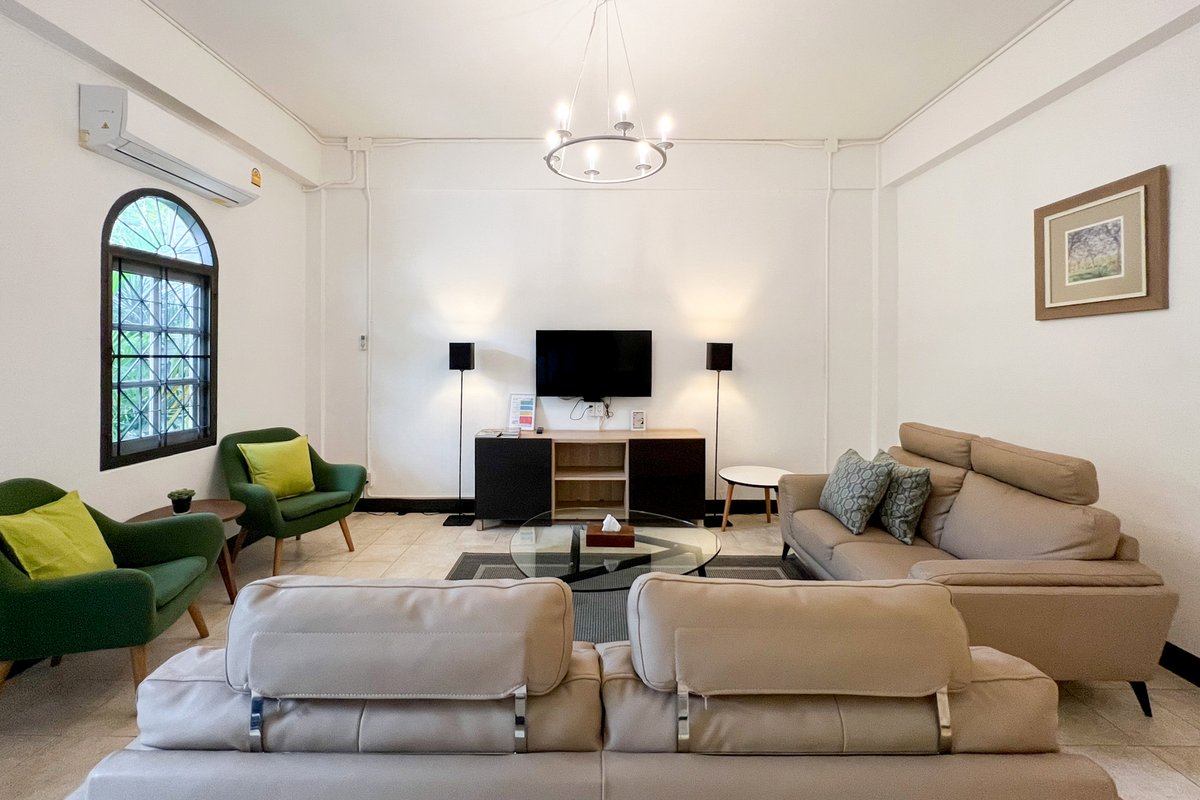 Neveu:The Boutique, 5 bedrooms Apt@MRT Sutthisan