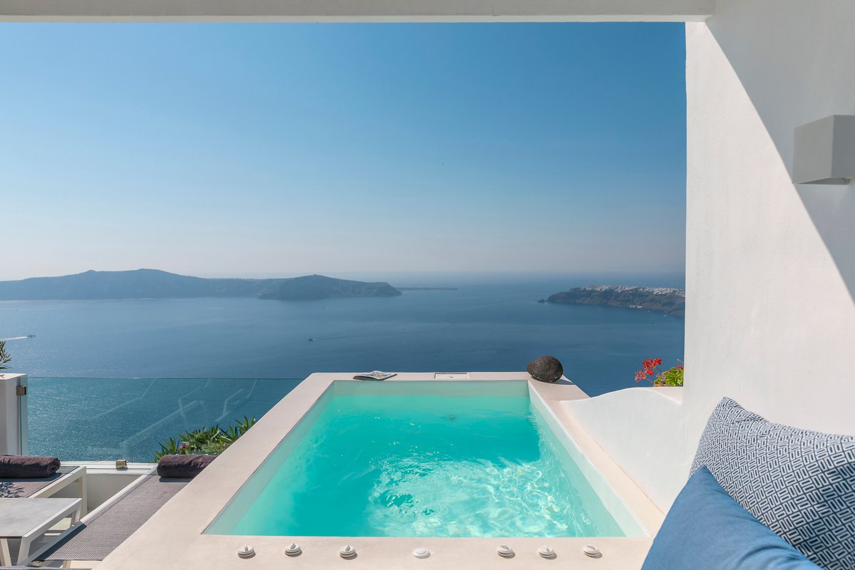 Aether suite with Hot Tub in Imerovigli