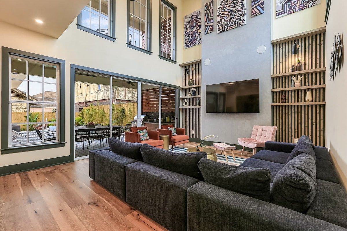 Contemporary Art | Heated Pool and Hot Tub gallery image 5