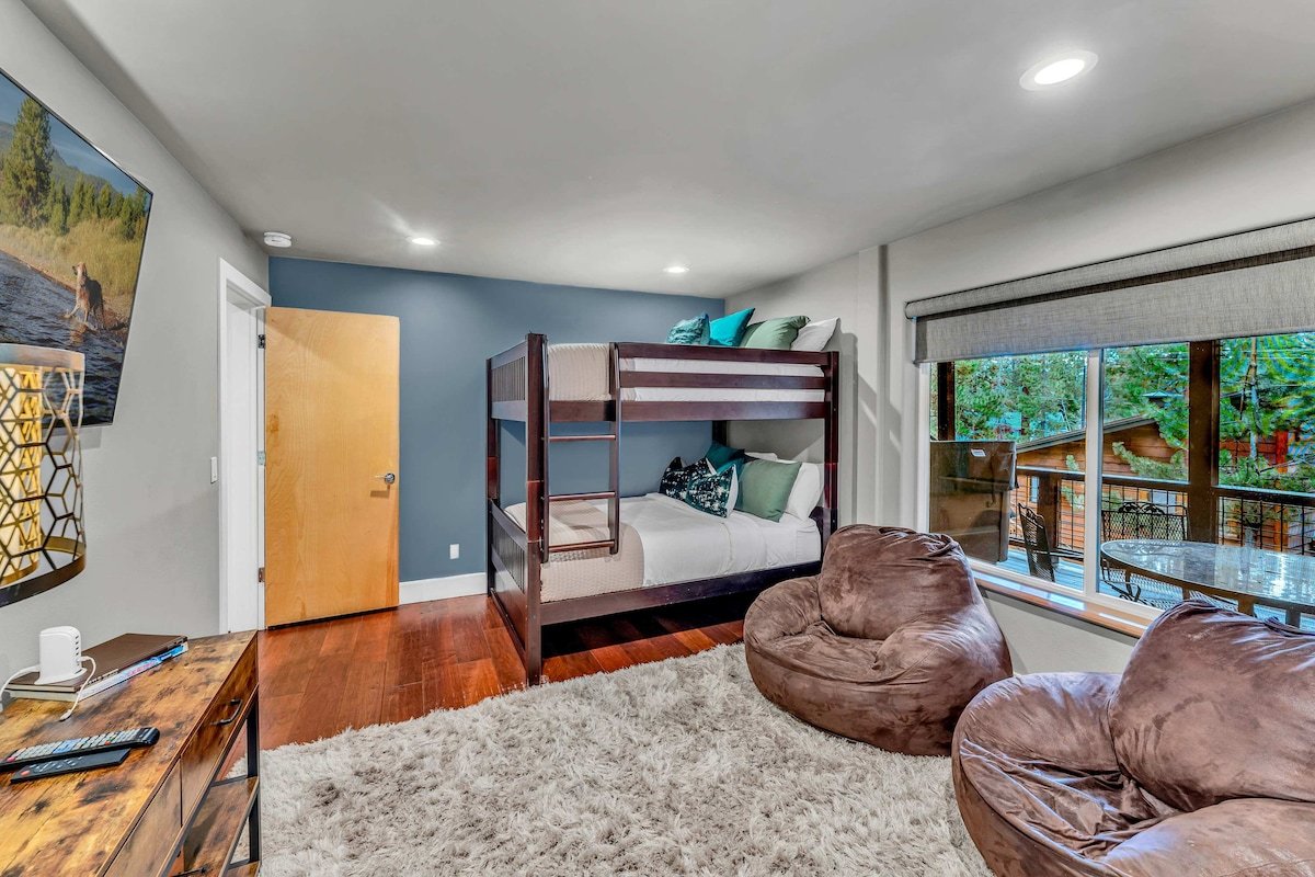 Upscale Incline Village Home with Hot Tub & Sauna gallery image 5