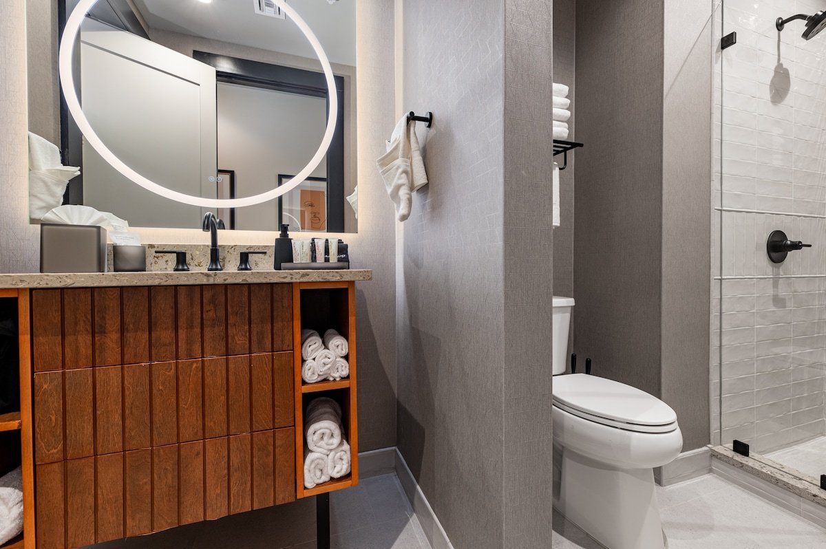 4BR Conjoined Group Unit on Canal | Mayfair Hotel gallery image 5