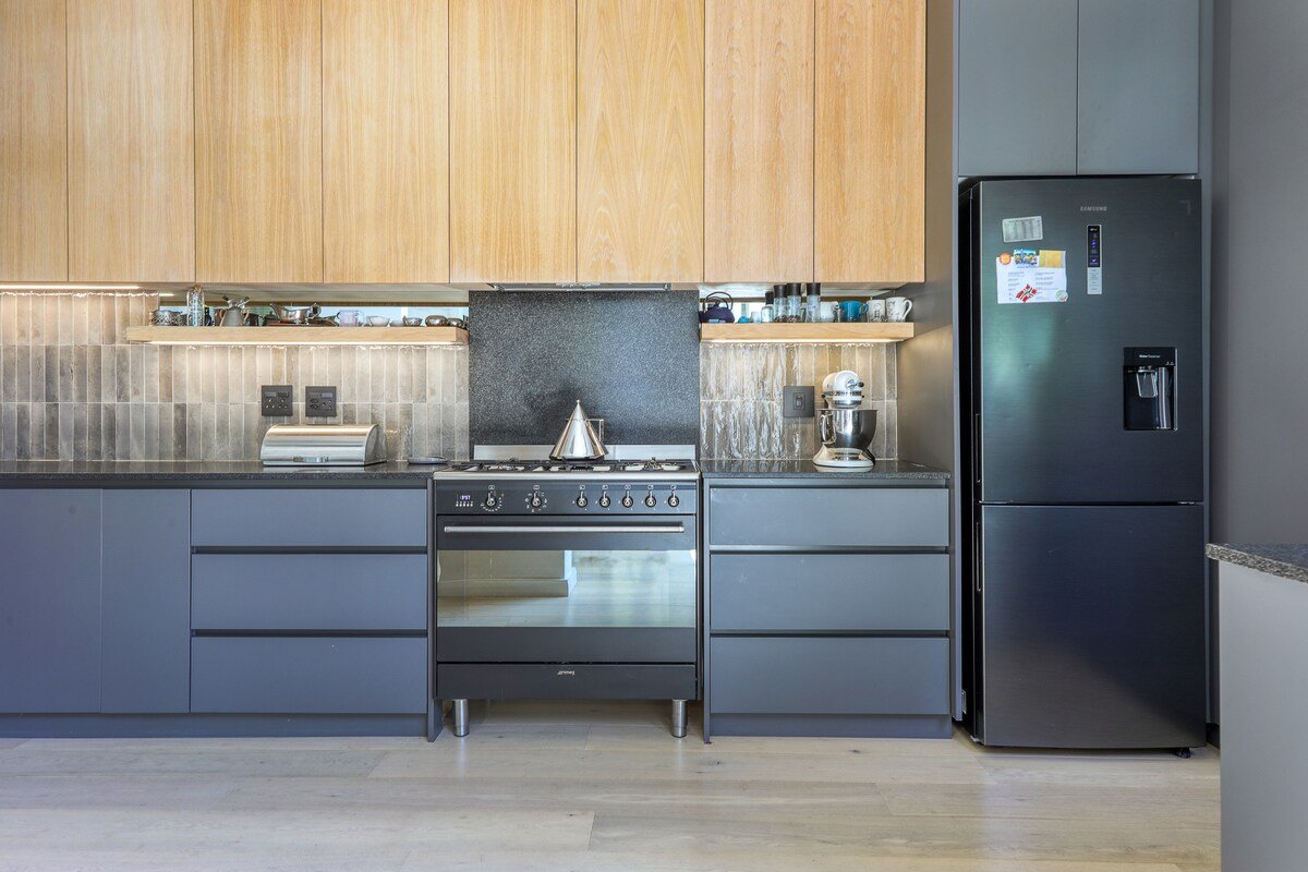 Cheerful home with pool in the heart of the city. gallery image 5