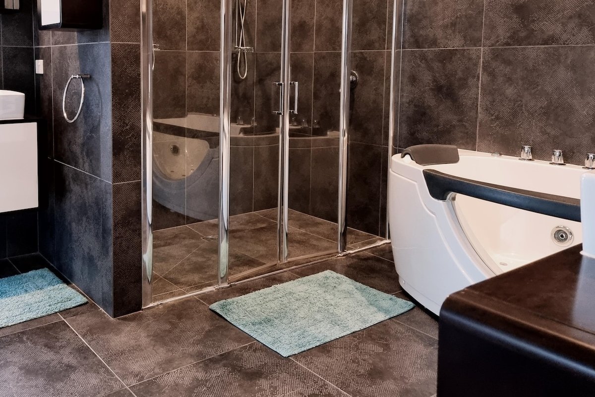 Cheerful lakeside home with beautiful lake view gallery image 3