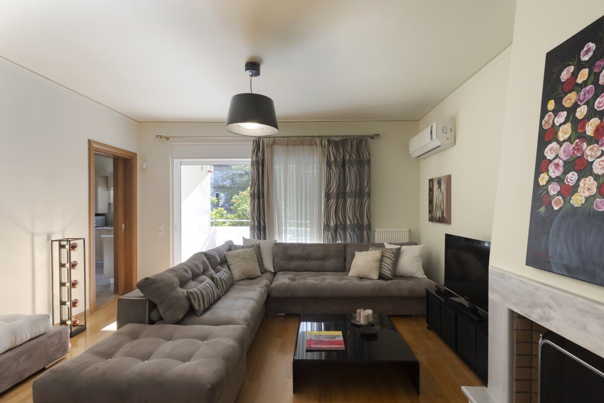 3br Prime Apt a breath away from the Acropolis! gallery image 2