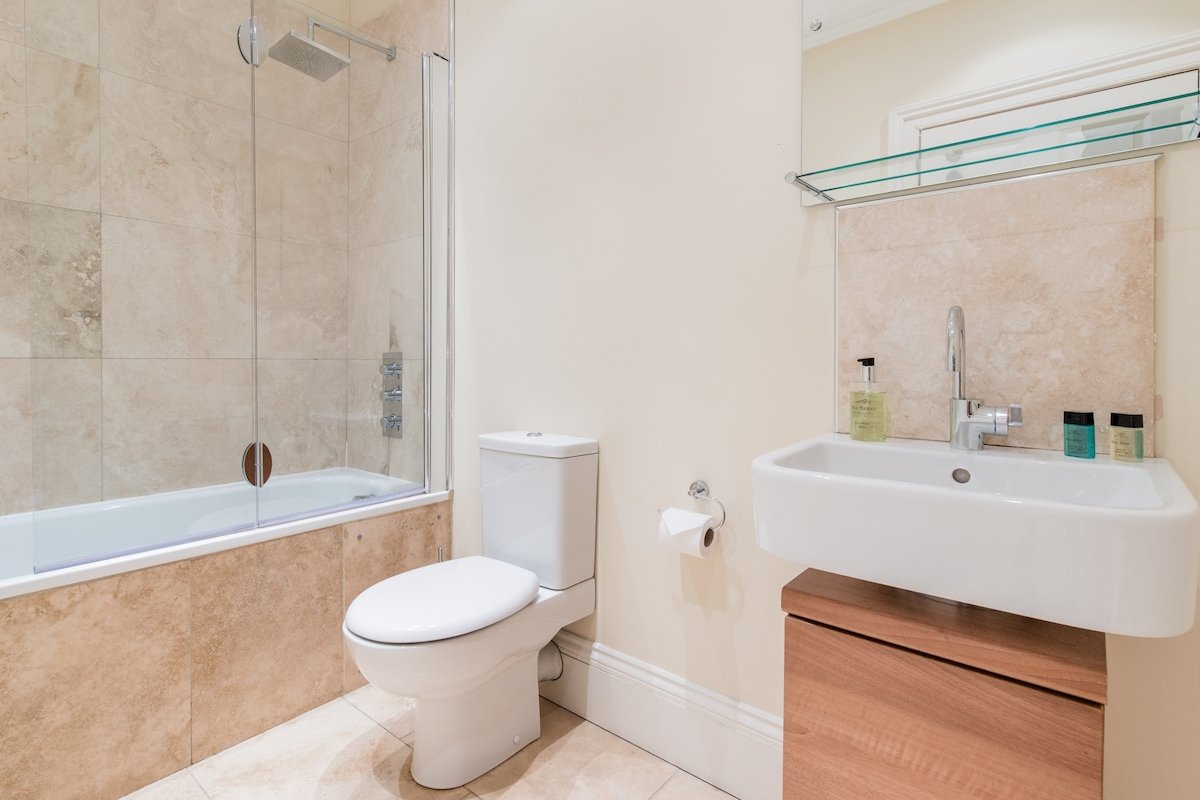 Georgian Apartment with Castle Views gallery image 5