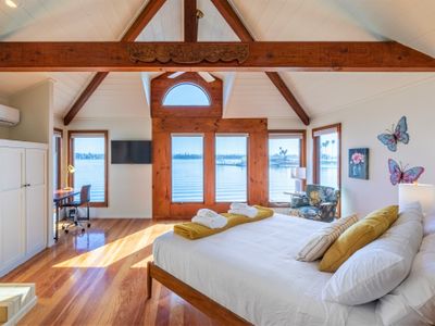 Waterfront Views – Bayside Breeze