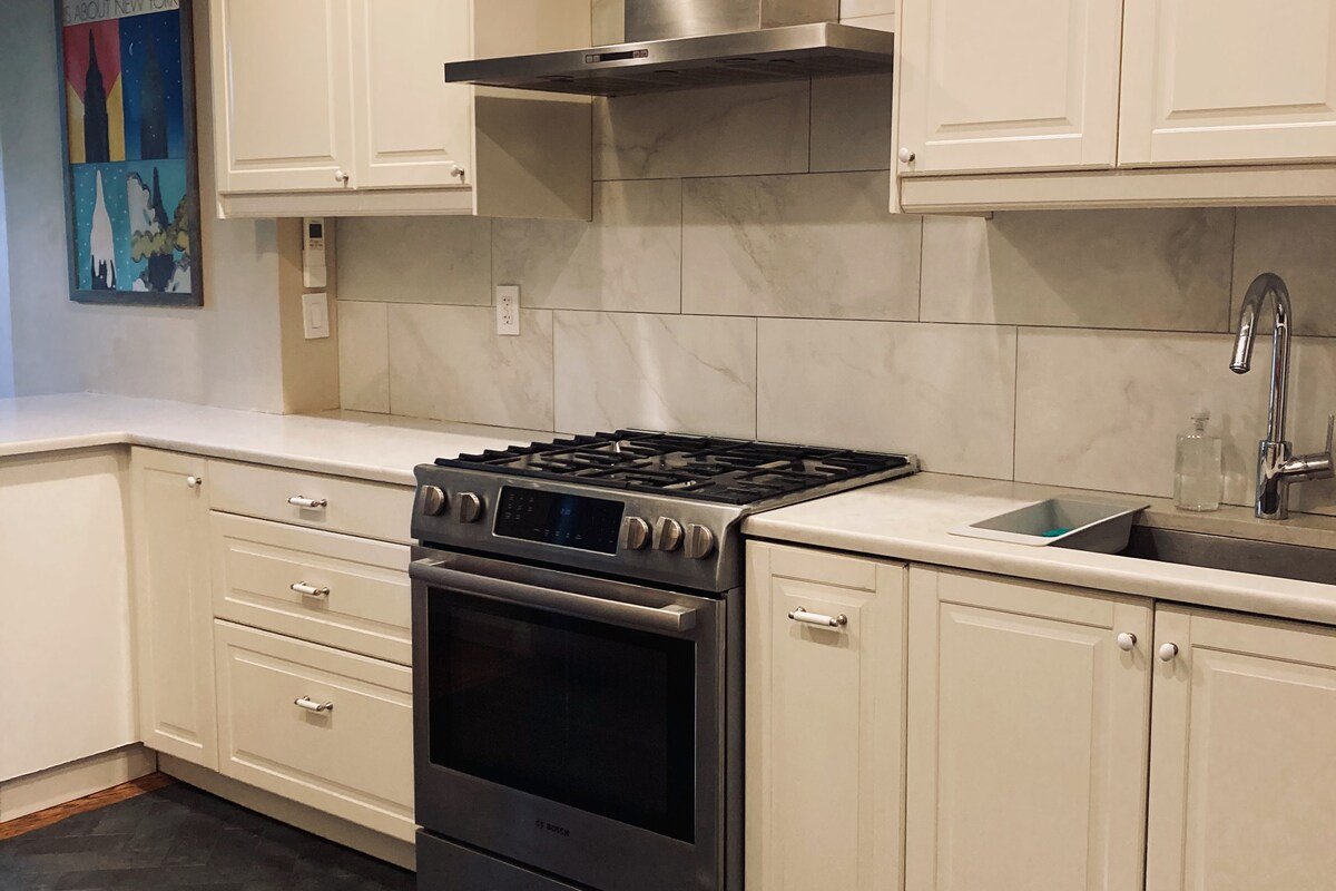 Comfortable Stay in Historic, Spacious Brownstone gallery image 4