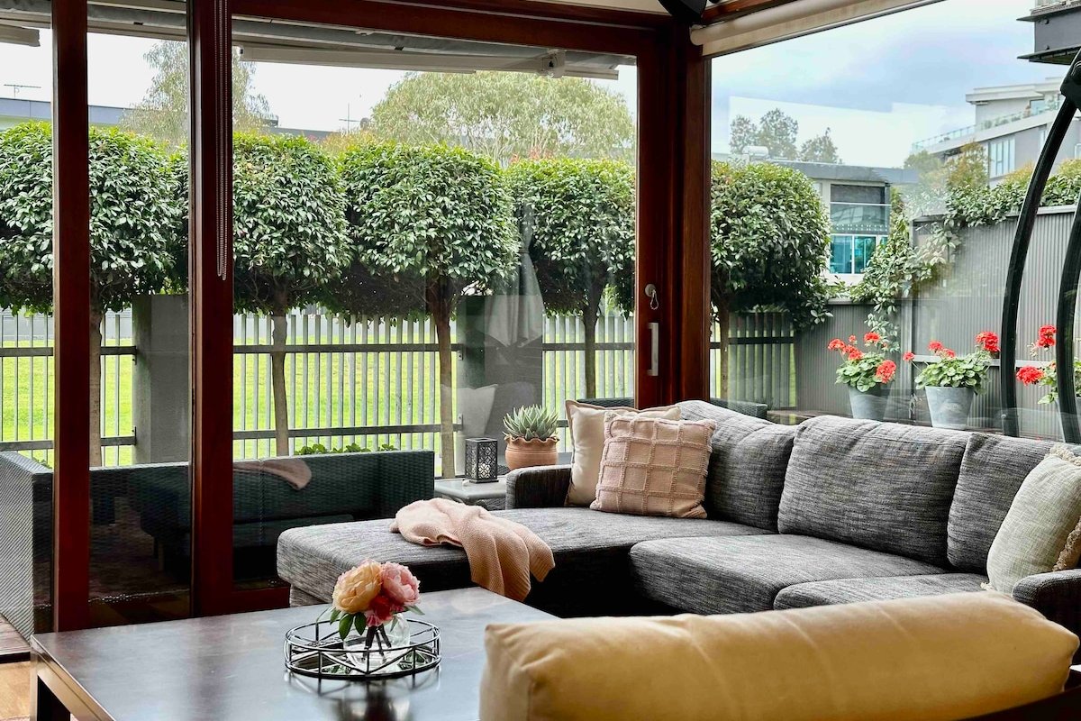 Melbourne, Luxury Family Home, Maribyrnong River gallery image 2