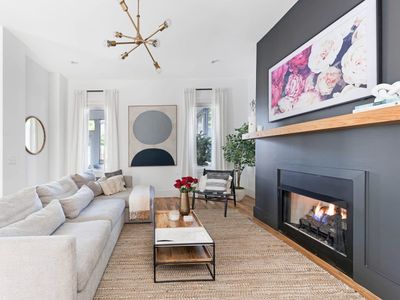 The Hadley House – Cozy Porch + Fenced in Backyard