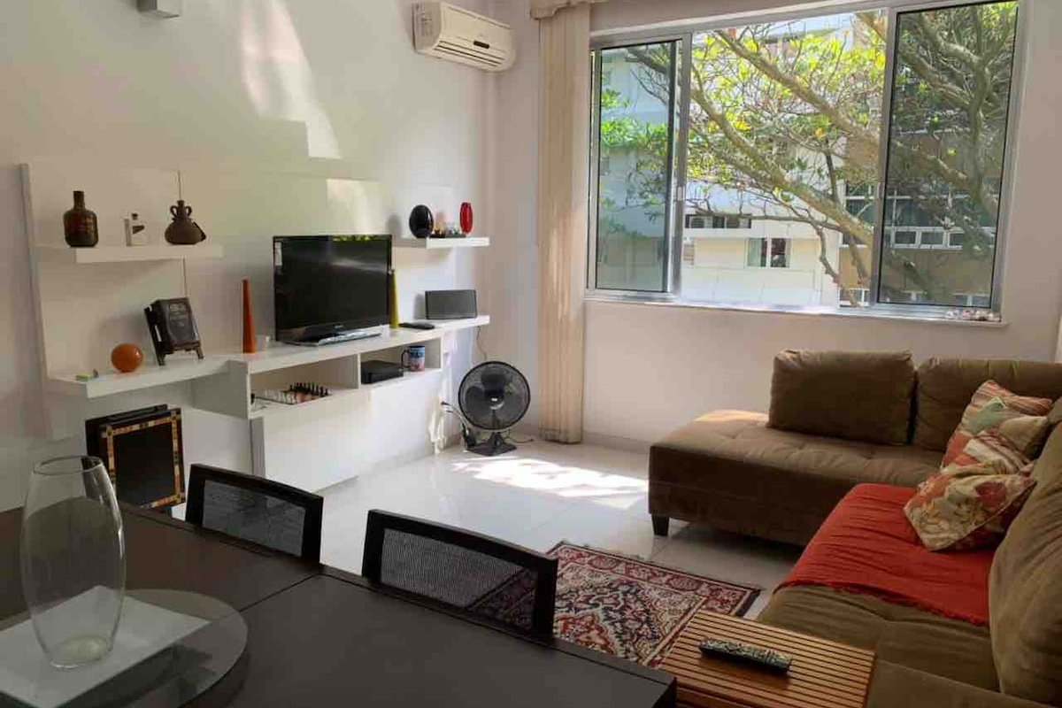 Apto. em Ipanema, posto 9, quadra da praia. gallery image 2