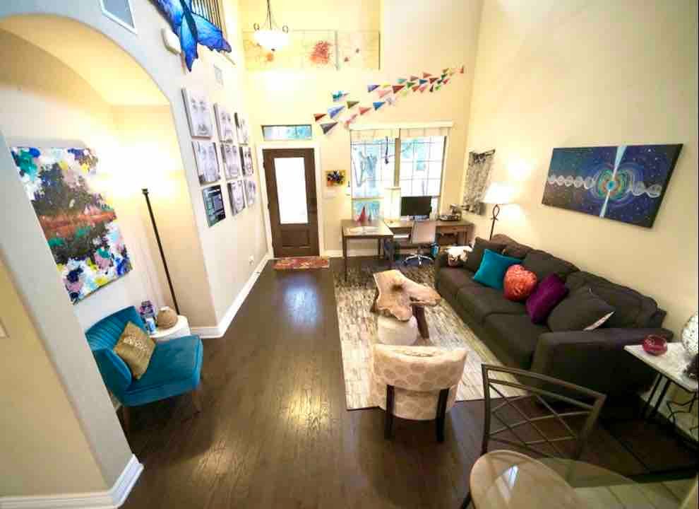Artsy Haven in South Austin gallery image 5