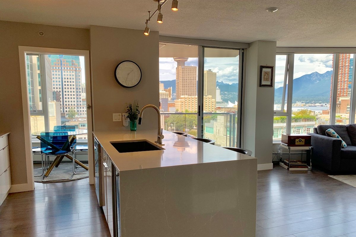 Amazing Views, DT, 2BR+DEN/ParkingPoolGym/Location gallery image 3