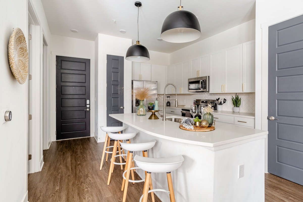 💋Easy walk to Broadway-NASHVEGAS Upscale APT+pool gallery image 4