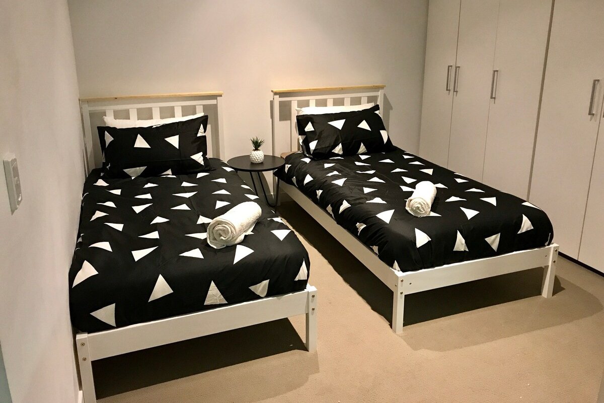 Sanitised*CBD 2 bedroom 5 beds + carpark $10 a day gallery image 4
