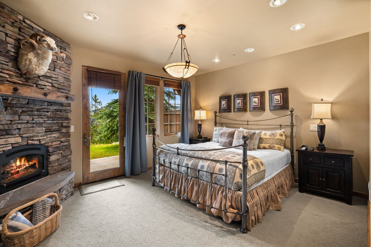 *New to Market* Beautiful 4 Bedroom Ski In/Out Big gallery image 3