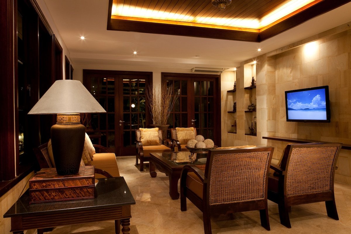 5 Bedroom Luxury Oceanfront Villa in Tanah Lot gallery image 5