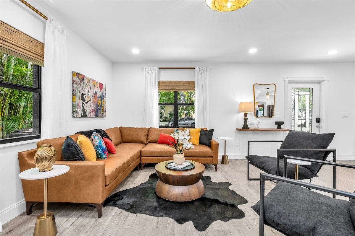 Modern Deluxe Palm Beach Coco Villa & Pool Bar! gallery image 2