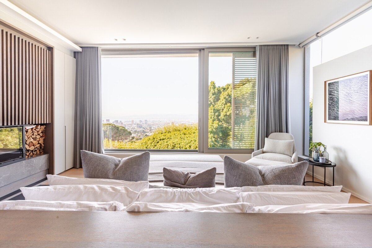 Stunning 4-Bedroom Higgovale Home with Views gallery image 4