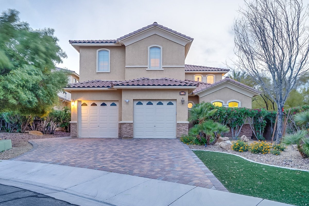 Luxury 3 Bed | 3.5 Bath | Sparkling Heated Pool gallery image 4