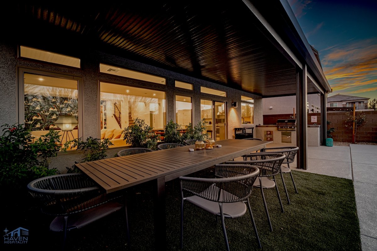 Cozy, Modern 5bd! 15 mins to airport, Spa & Pool! gallery image 3