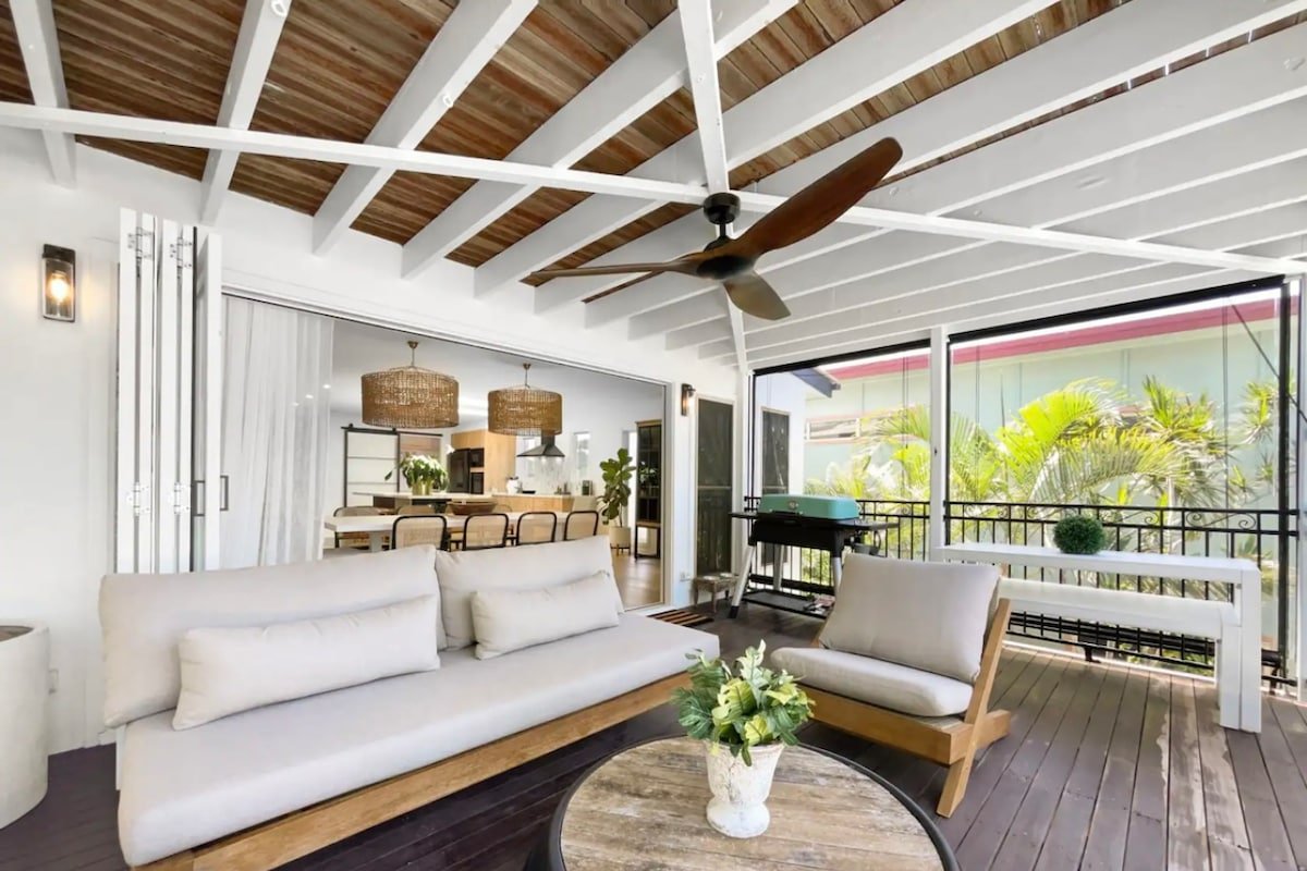 Luxury 4BD Retreat with Pool – 400m to Beach gallery image 5