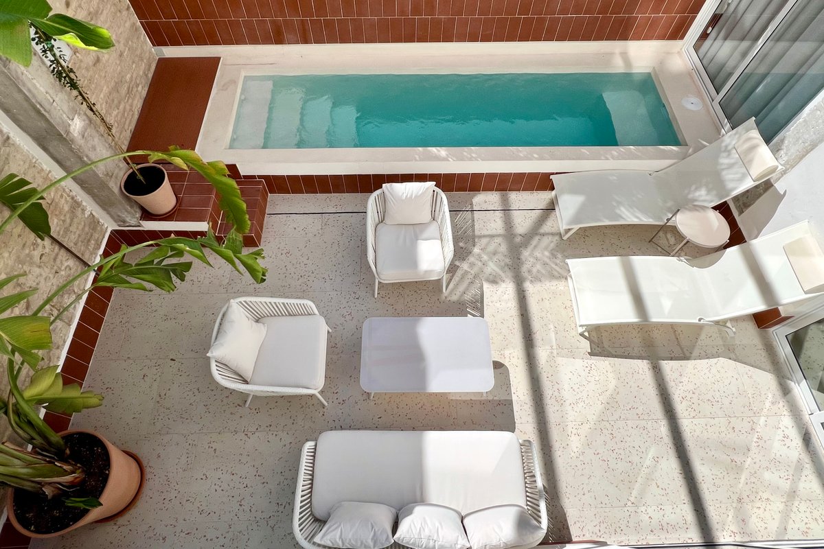 Spectacular space with pool