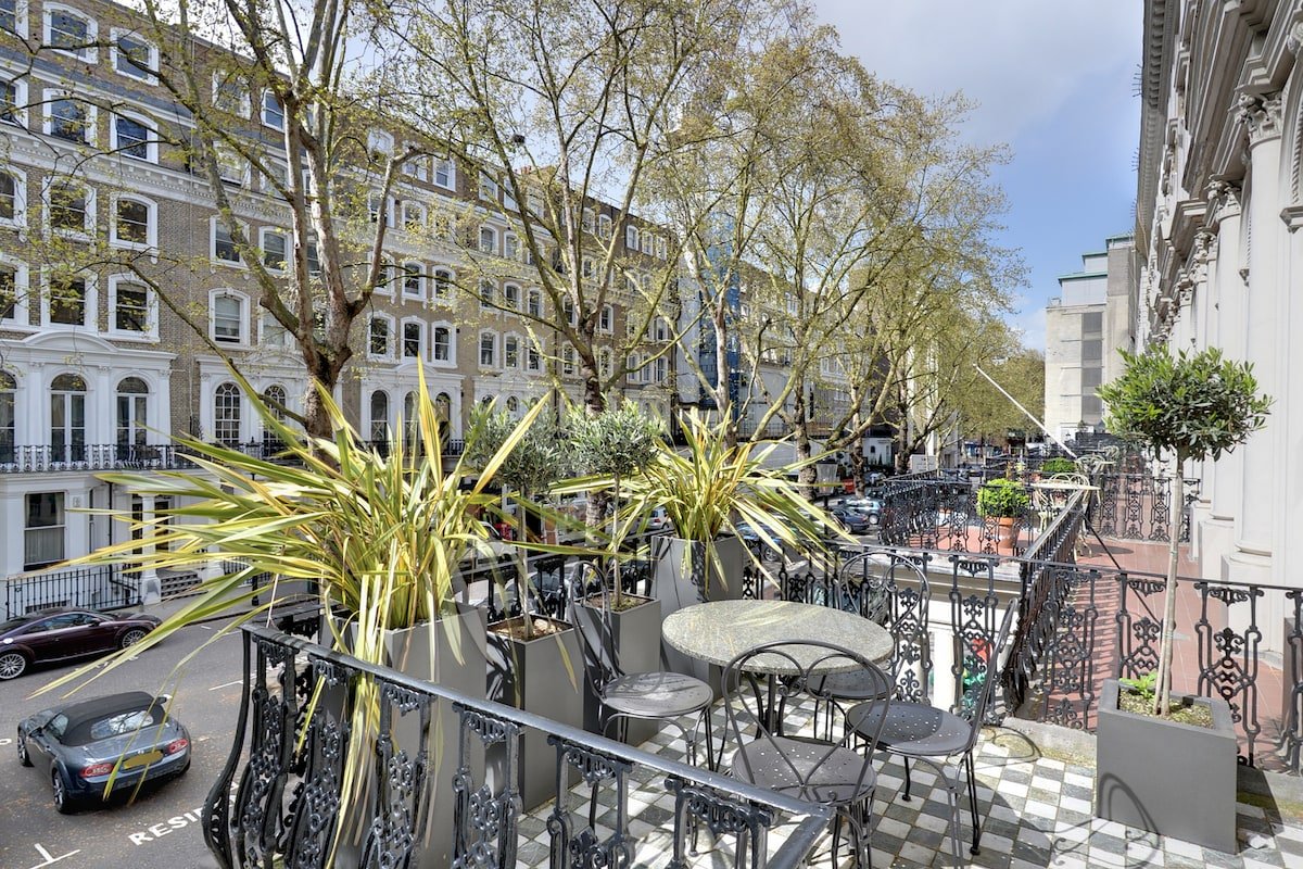 Knightsbridge Luxury 3 Bed Apartment with Terrace gallery image 5