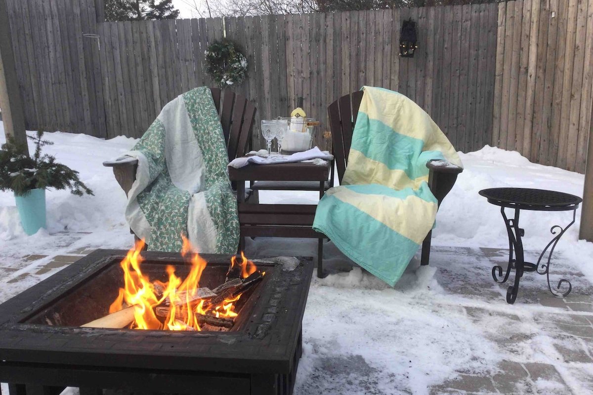 The King’s Hideaway. Hot Tub, pizza oven, private. gallery image 5