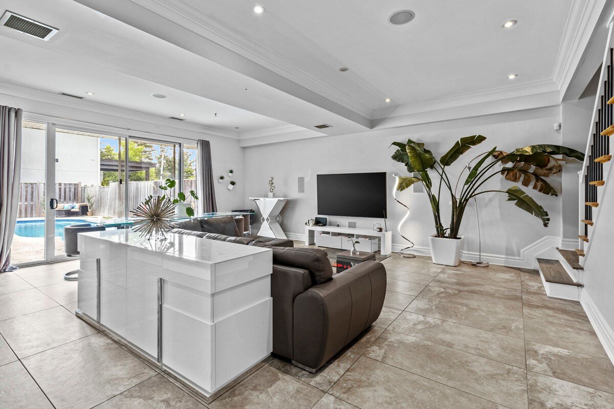 Luxury Home. Heated Salt Pool, Parking, Office gallery image 5