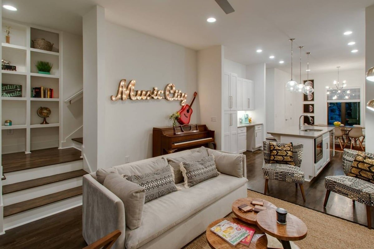 6 BR Gulch Homes, Garages, Rooftops, Walk to Gulch gallery image 2