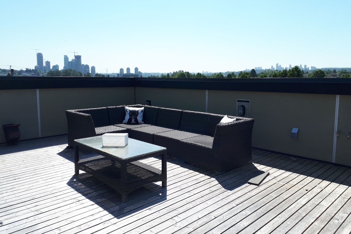 PATIO TIME-3 outdoor patios! sleeps 8 people gallery image 3