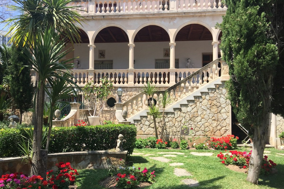 Villa en la ciudad de Palma con jardin y piscina gallery image 4