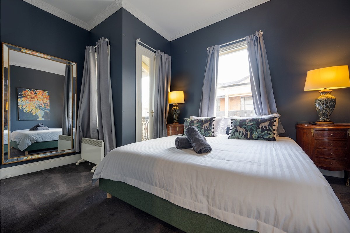 European Tri-Level with Private Rooftop Terrace gallery image 5