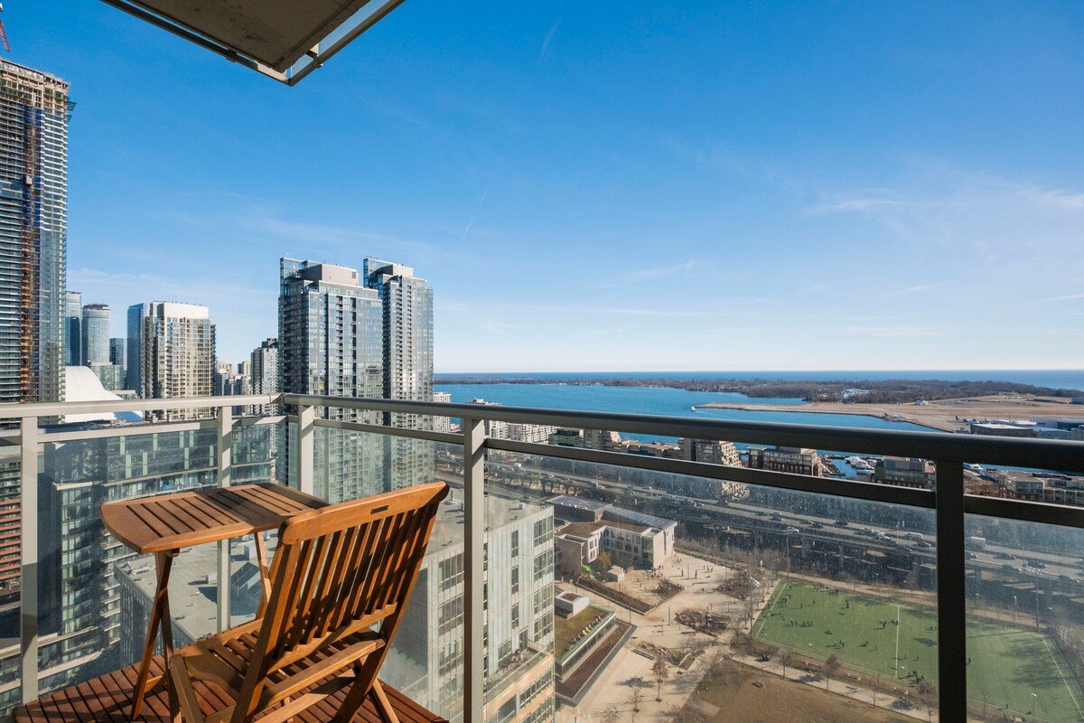 Lakeview 3 Bedroom Apt Central Toronto w/parking gallery image 4