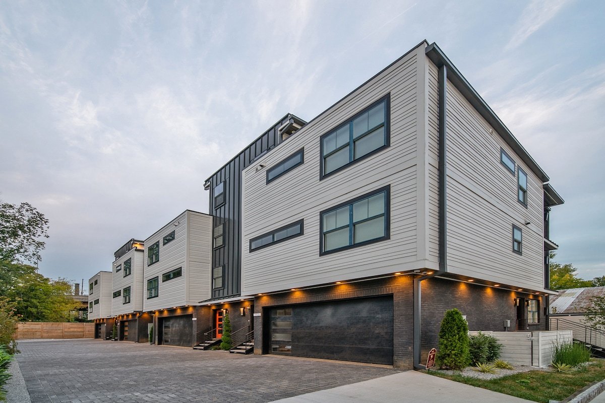 ROOFTOP HOT-TUB WITH DOWNTOWN VIEWS #1 gallery image 5
