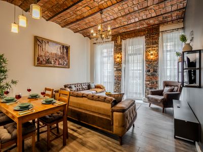 1st Floor Easy Access:3BR Prime Location w/Balcony