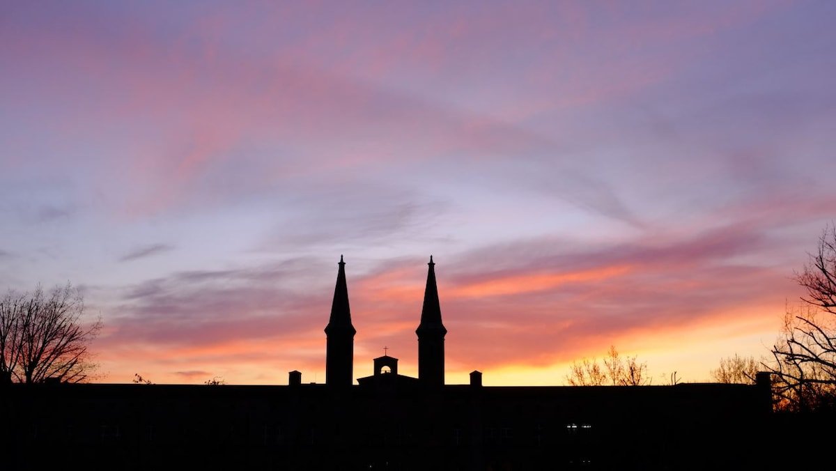 Great Bright Central Place Piano, Cinema & Balcony gallery image 3