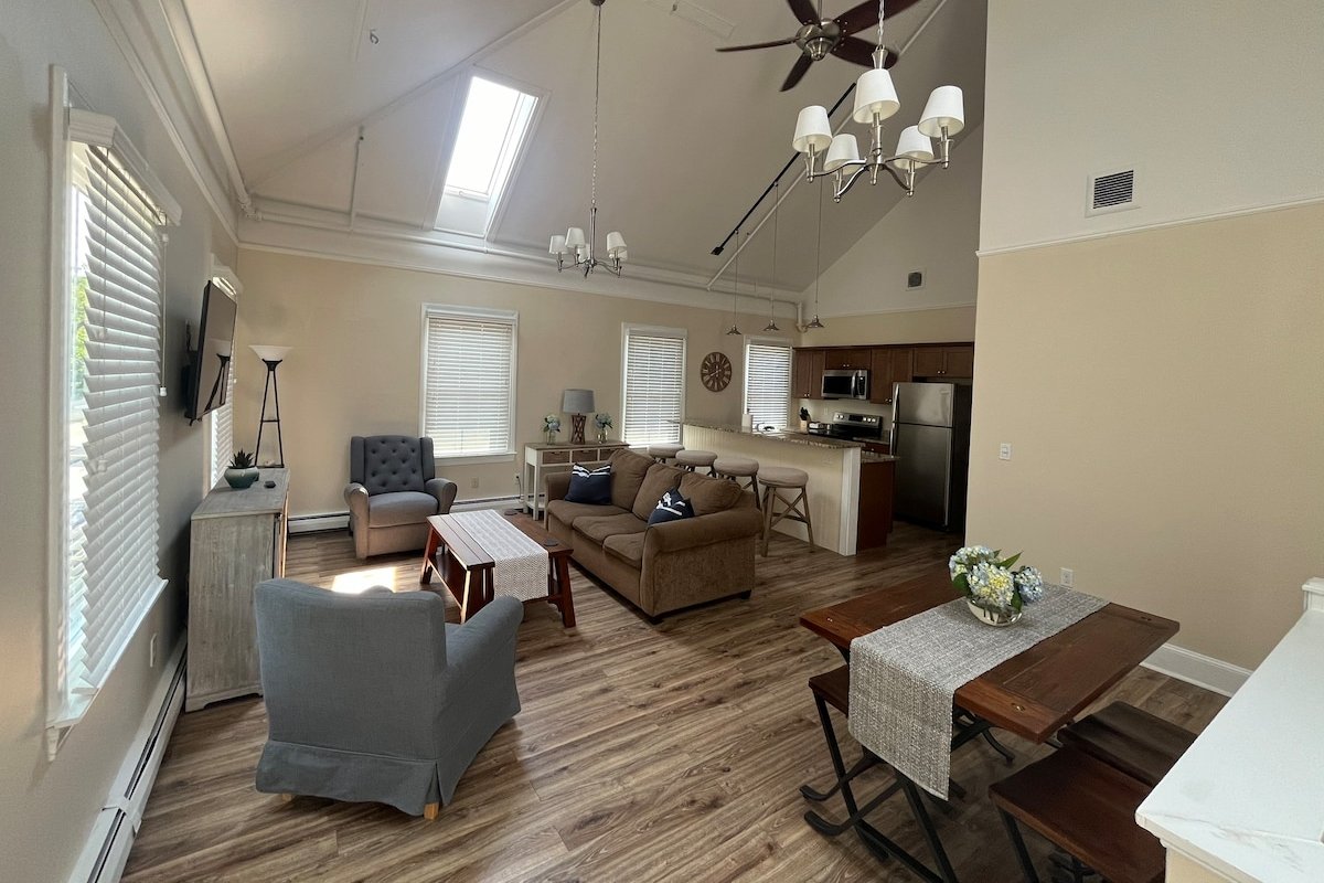 Downtown Newport/2 Bedroom w/ Parking/Newport Loft gallery image 2